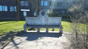 합살루 차이코프스키 벤치