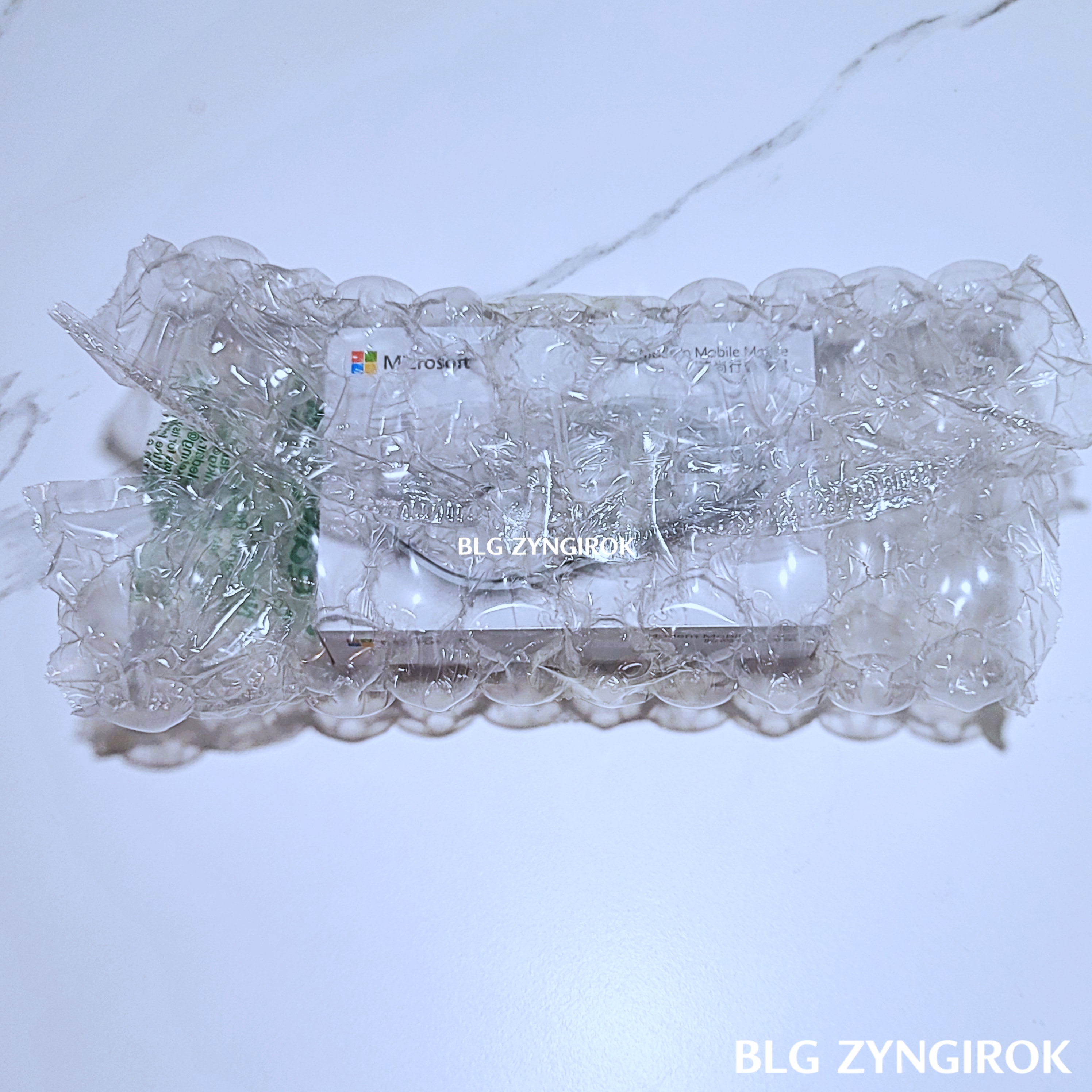 마이크로소프트 모던 디자인 마우스가 뽁뽁이로 쌓여있다.