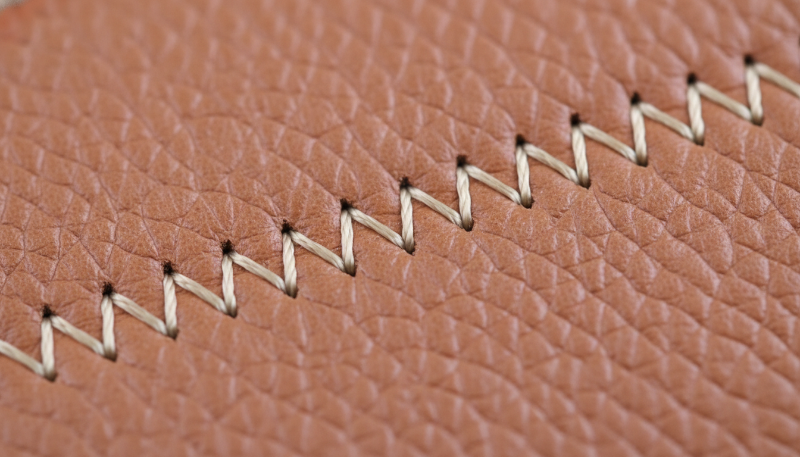 에르메스 특유의 정교한 새들 스티치와 최고급 가죽 질감 근접샷