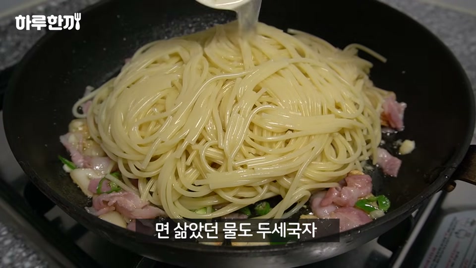 삶은 면과 면수를 팬에 넣고 섞는 장면