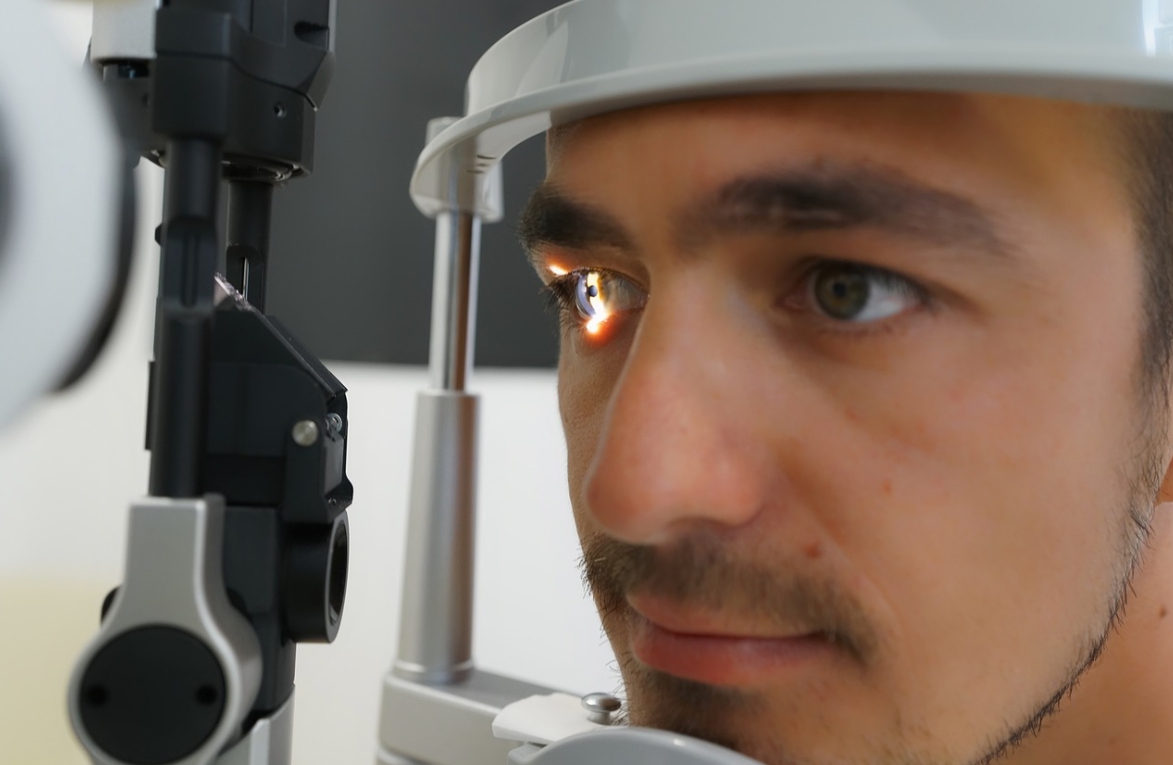 남성이 안구 검사를 받고 는 사진