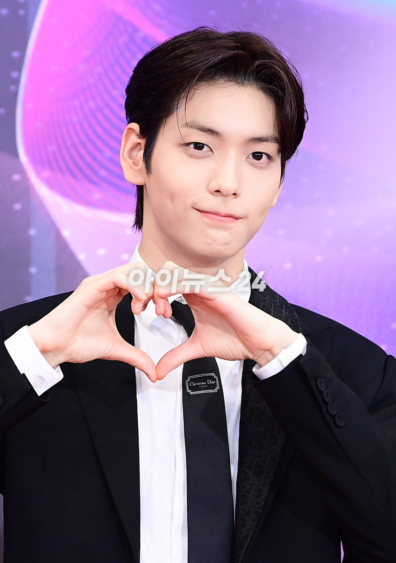 그룹 투모로우바이투게더가 15일 오후 서울 여의도 KBS홀에서 열린 '2023 뮤직뱅크 글로벌 페스티벌' 레드카펫 포토월 행사에 참석하고 있다. [사진=정소희 기자]