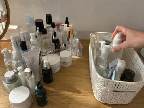 화장대 위에 가득한 기초 화장품 종류 중 피부장벽 회복과 진정 케어에 필요한 순한 제품들만 바구니에 골라 담으며 화장품 다이어트를 하는 모습
