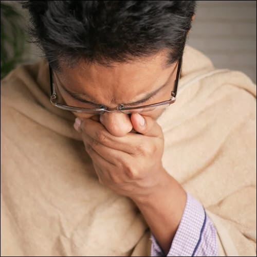 재채기를 하는 남성