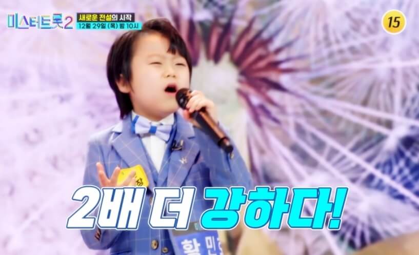 마이크를들고-노래하는어린아이의모습