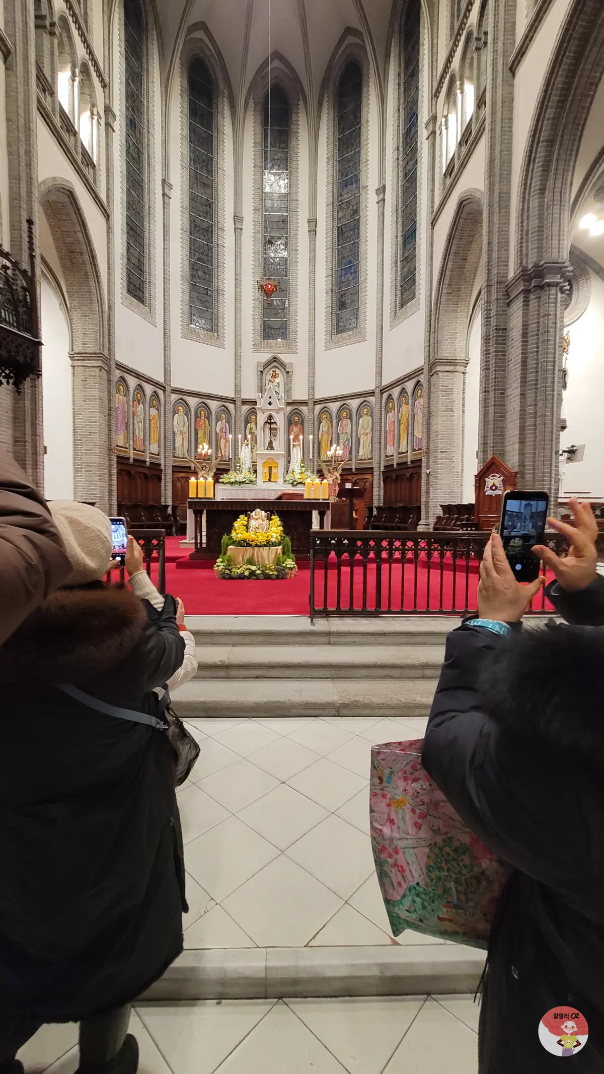 명동성당 내부&amp;#44; 제대 성인화 스테인드글라스를 찍고 있는 사람들