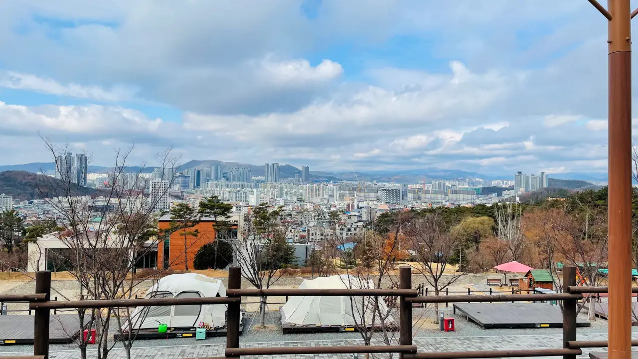 캠핑장-언덕에서-바라본-도시-풍경