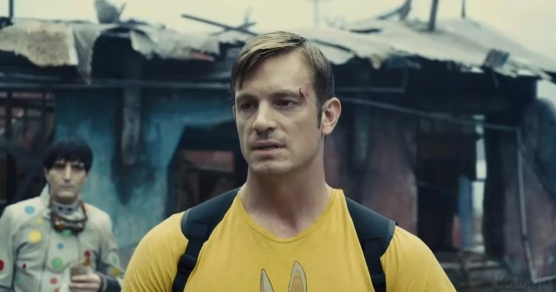 노란 옷을 입은 릭플래그의 모습