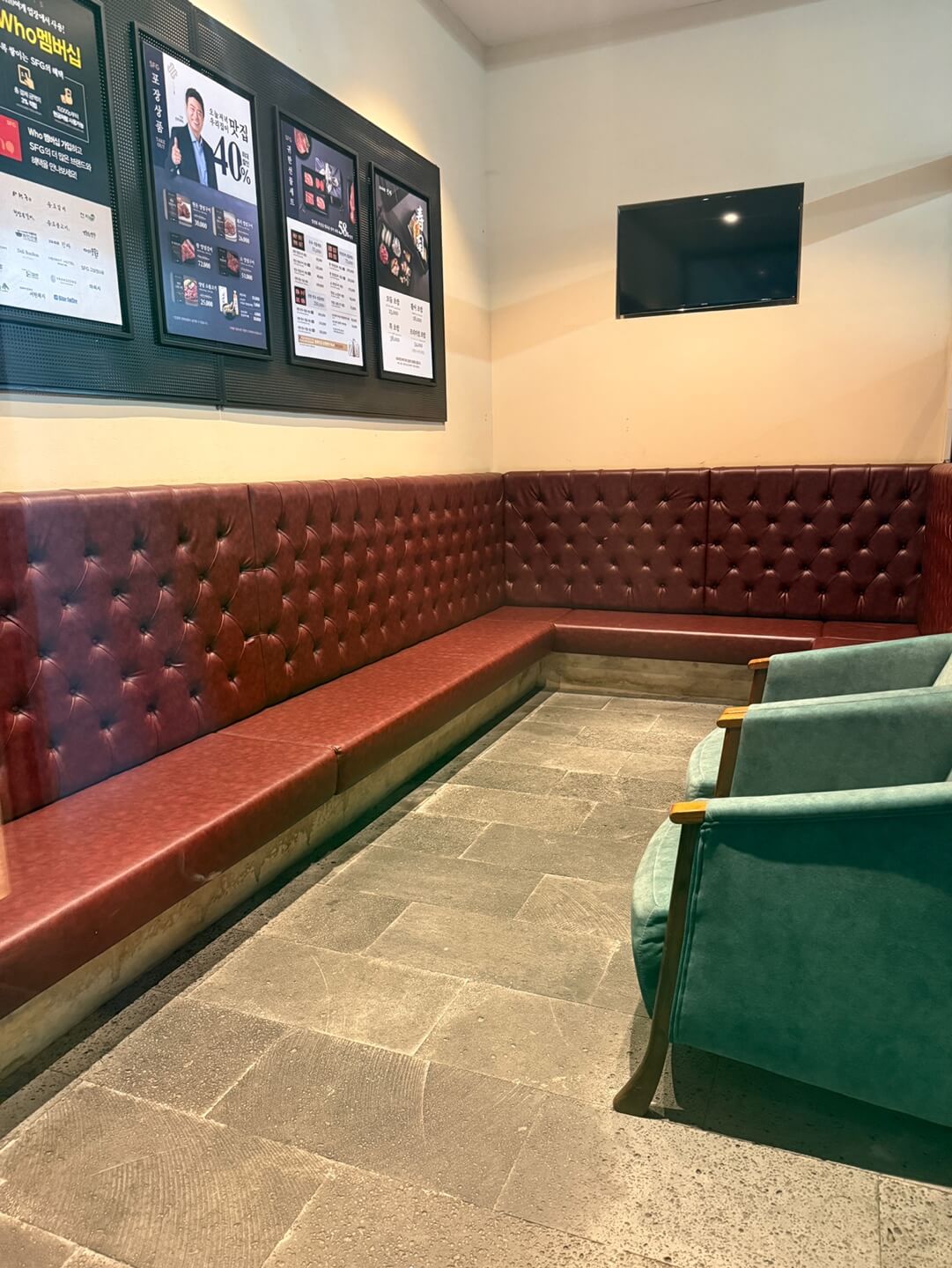 판교 천지연 웨이팅룸 대기 공간 내부 좌석