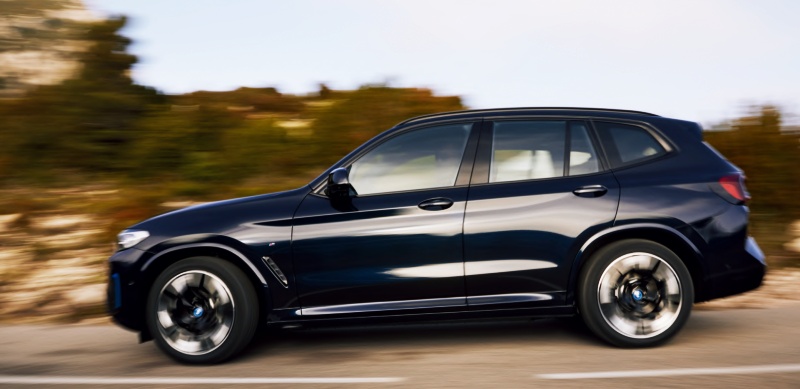 iX3-블랙-측면