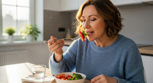 중년여성이 음식을 먹는 사진