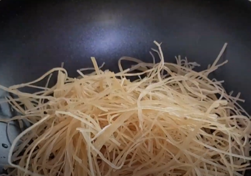 약불로 준비된 오징어실채를 팬에 넣고 있어요