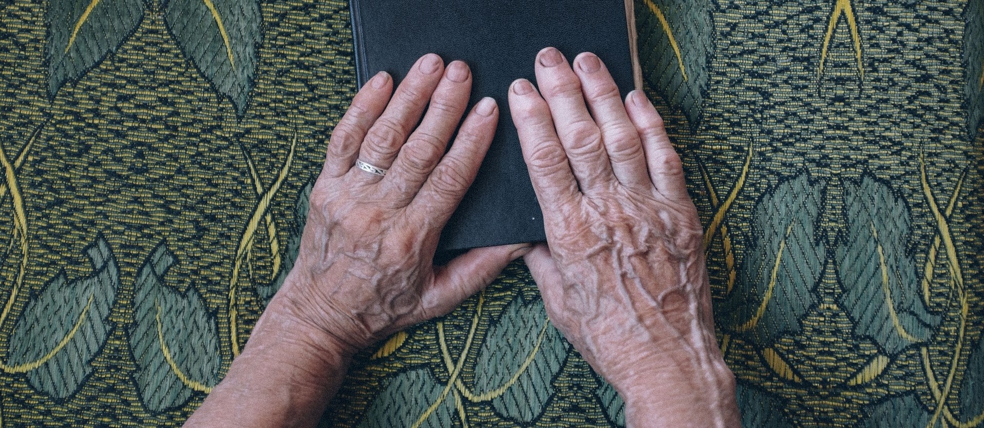 손톱 갈라짐 원인 및 예방하는 방법