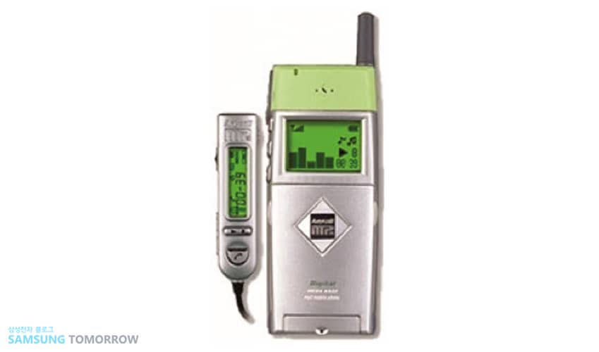 음악 아이콘이 그려진 파란색 폴더폰을 형상화한 단순한 2D 벡터 이미지.