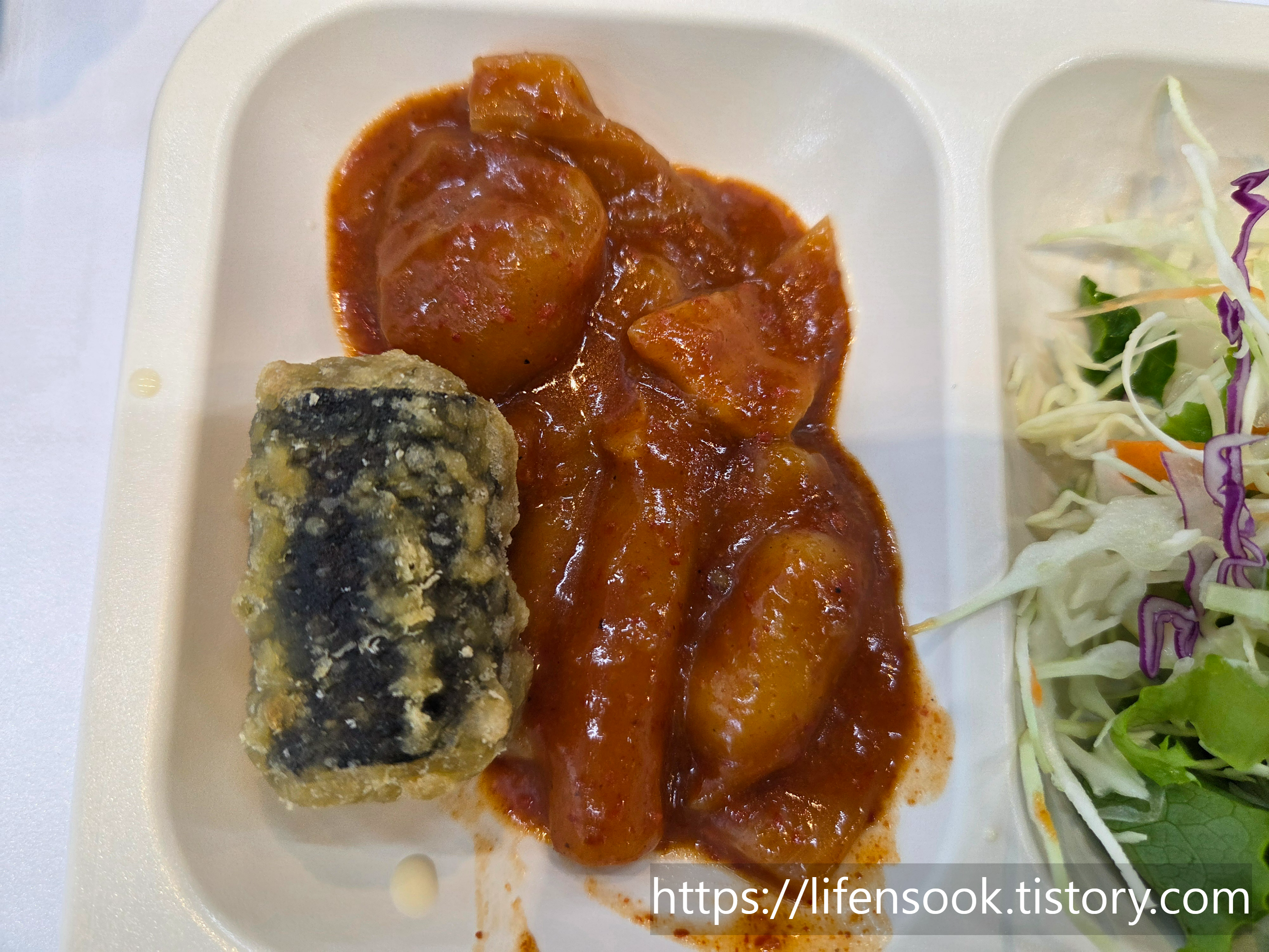 미나봉테이블 국물떡볶이와 김말이튀김