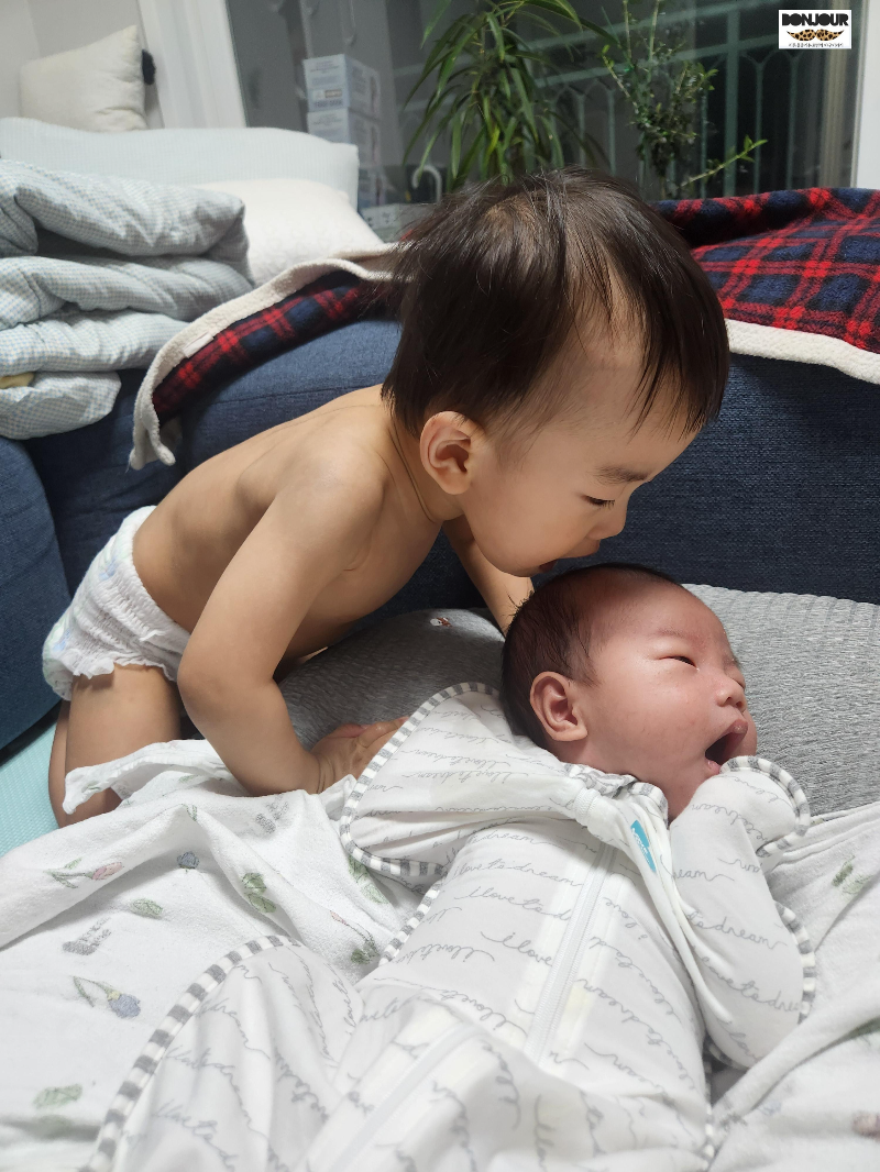 둘째 머리에 뽀뽀하는 첫째의 모습, 첫째 질투 극복