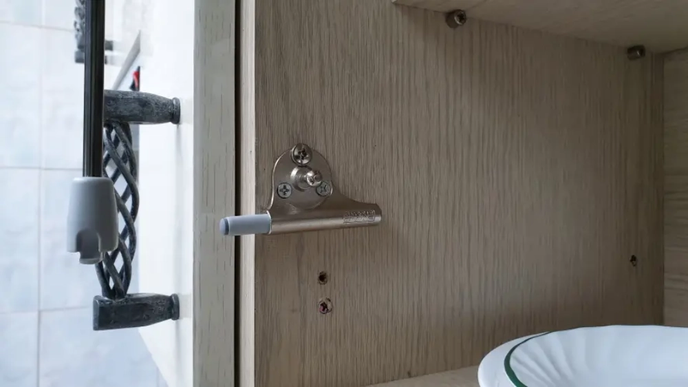 쇼바 연결 부품 고정 모습