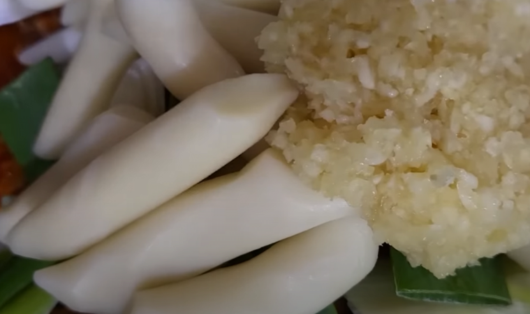 심지어 마늘도 신선도를 위해서 새벽에 공수해서 다짐