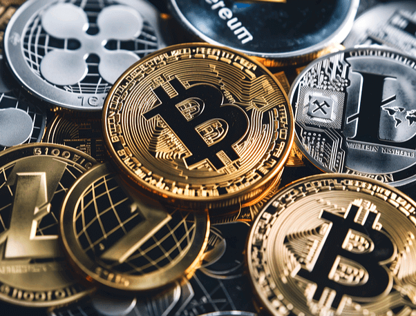 금색의 비트코인 2개가 있고 그 밑에는 은색의 비트코인 동전들이 가득하다.