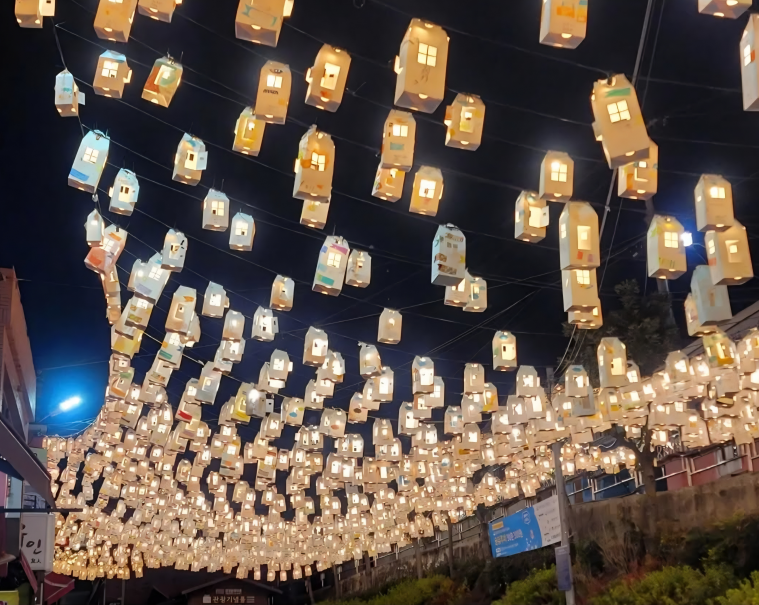 별빛처럼 빛나던 감천문화마을 모습