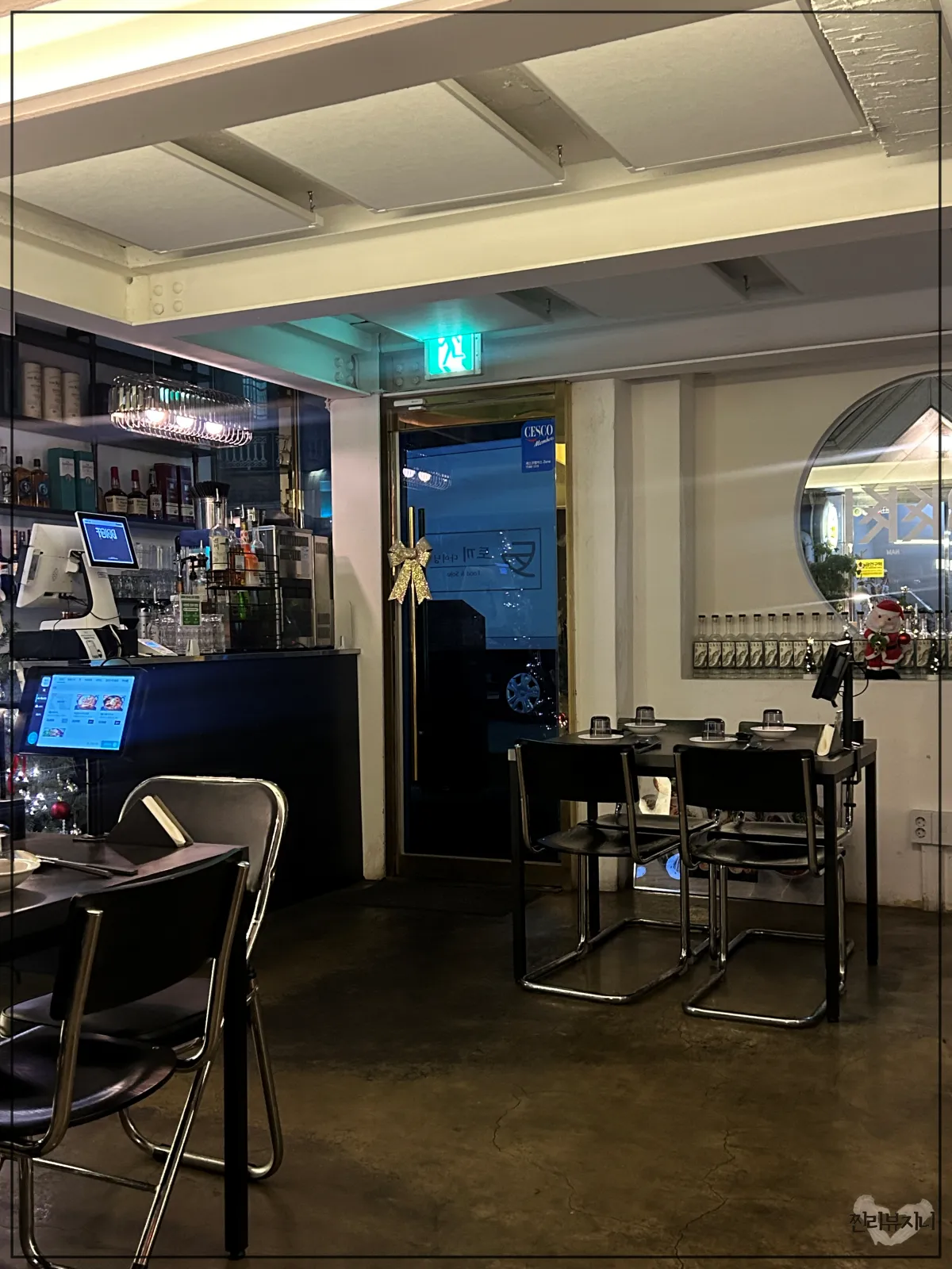 연남동-술집-토끼다이닝-내부-4인석-자리가-보이는-사진