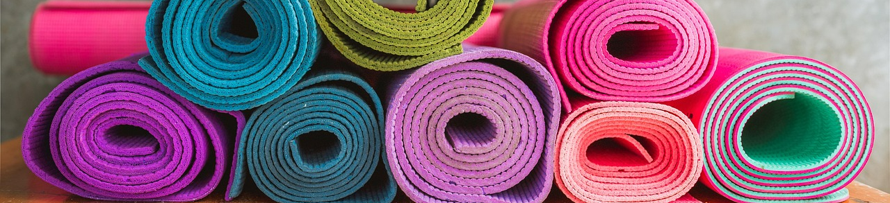 여러컬러의 요가매트 이미지