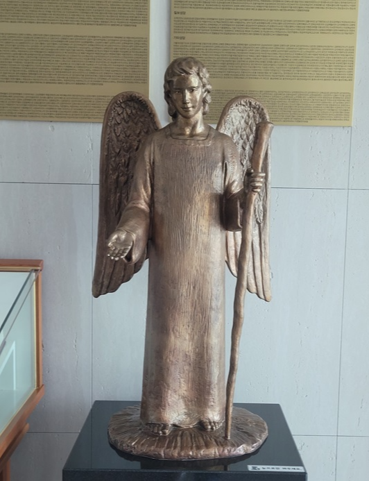 사진은 수원 호매실동성당 안에 있는 성 라파엘 대천사 상입니다.