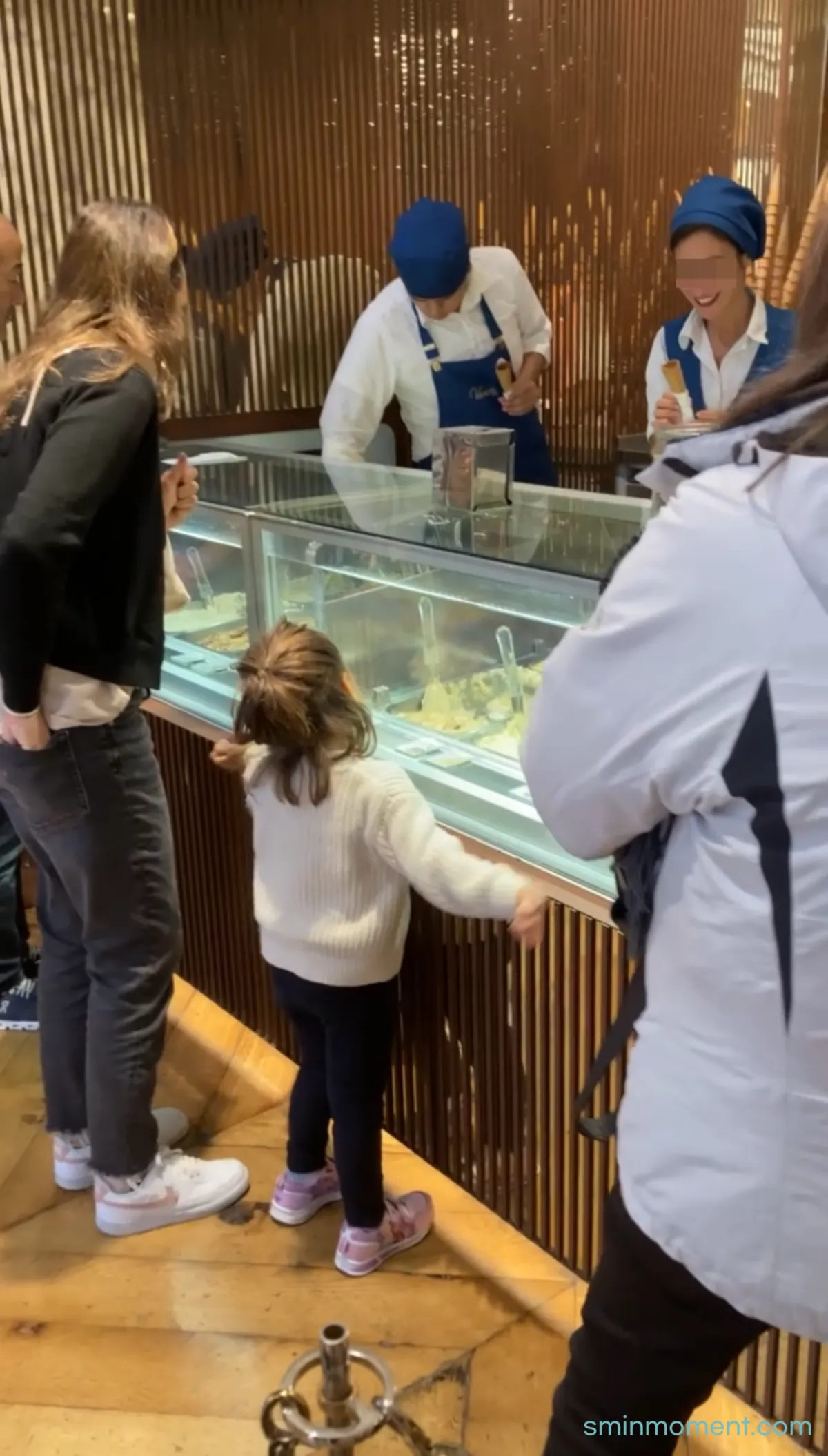 이탈리아-젤라토-벤키-신난-아이-뒷모습