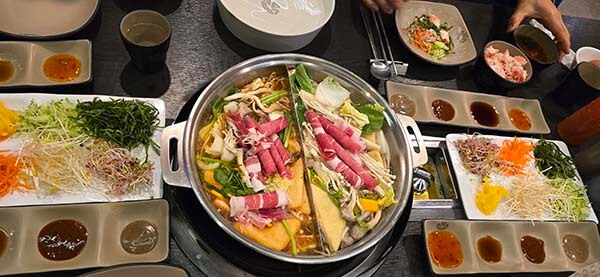 샤브샤브 냄비에 재료가 가득