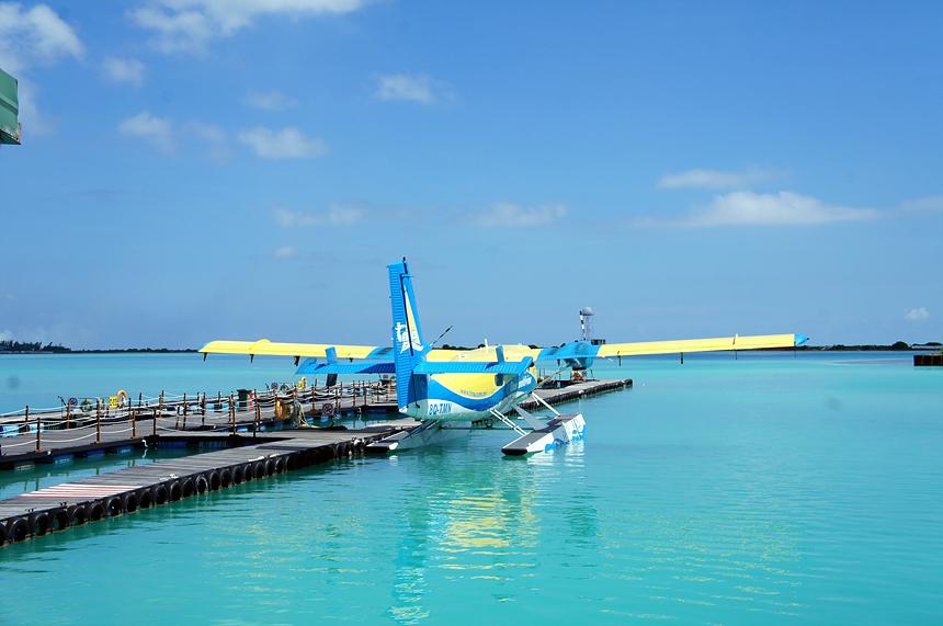 리조트로 향하는 수상비행기
