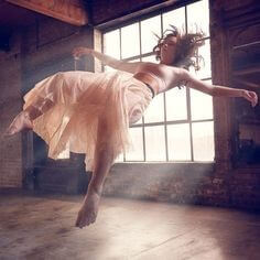 팔을-벌리고-2층에서-떨어지는-여자-추락