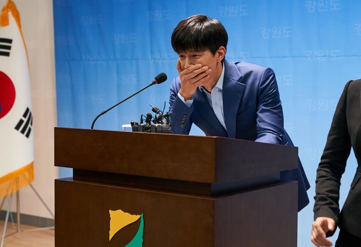 인터뷰 중 진실의 주둥이가 터져버린 박희철이 입을 막고 있는 모습