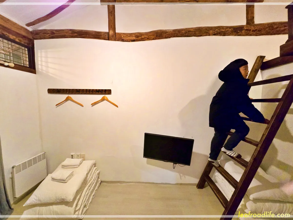 전주-한옥마을-숙박-가인당-복층-계단오르는-아들