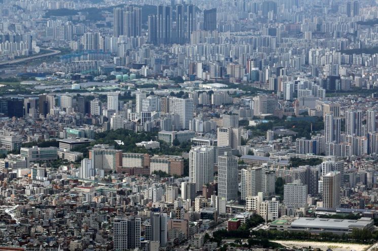 서울 송파구 롯데월드타워 전망대 서울스카이에서 바라본 서울 시내 아파트 및 빌라단지의 모습.