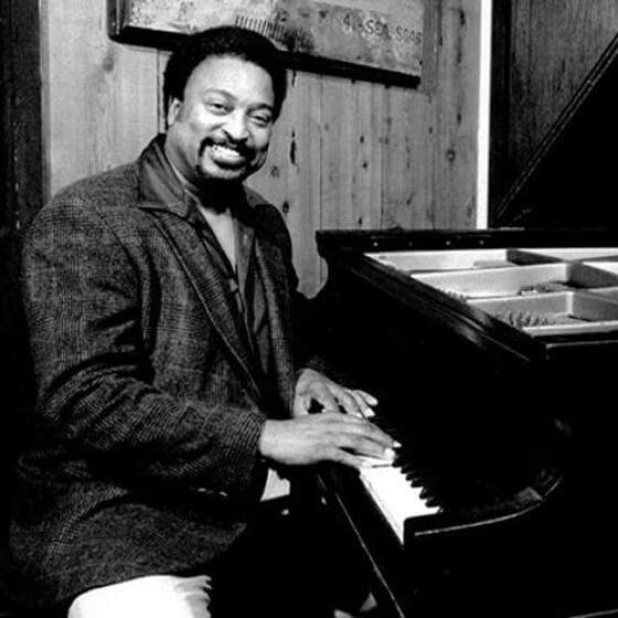 피아노 앞에 앉은 진 해리스( Gene Harris)