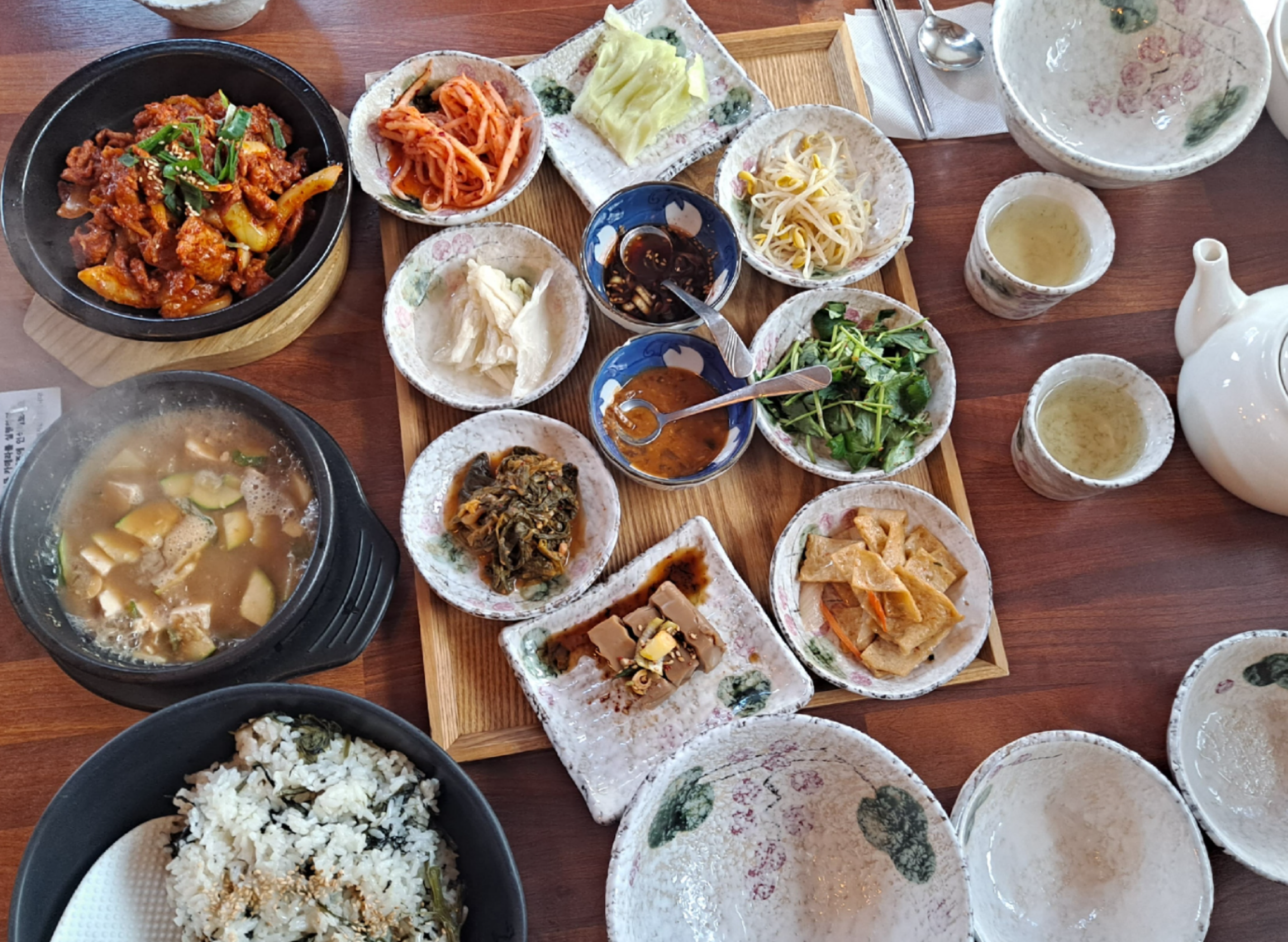 곤드레밥과-된장찌개-제육볶음-한상차람