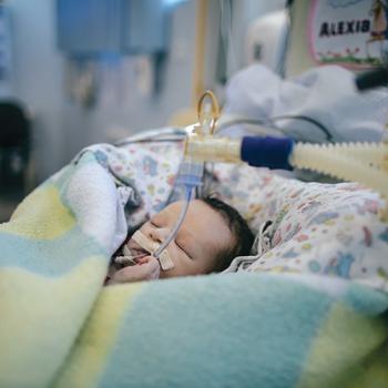 안전한 출산/ 멸균처리된 출산키트를 배포하고 보건요원들에게 안전 분만을 위한 연수를 제공