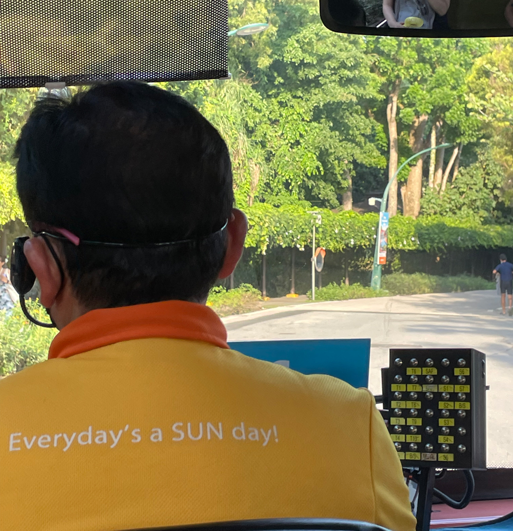 셔틀버스 기사님 유니폼 뒤 문구 Everyday's a SUN day!