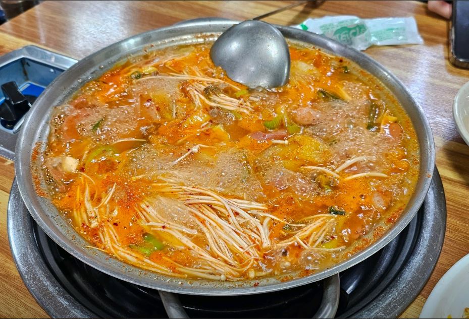 6시 내고향 군산 부대찌개 맛집 비행장정문부대찌개