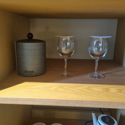 수페리어-그린-더블-룸-와인잔