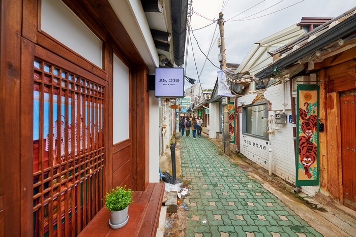익선동 한옥 가게가 늘어선 좁은 골목