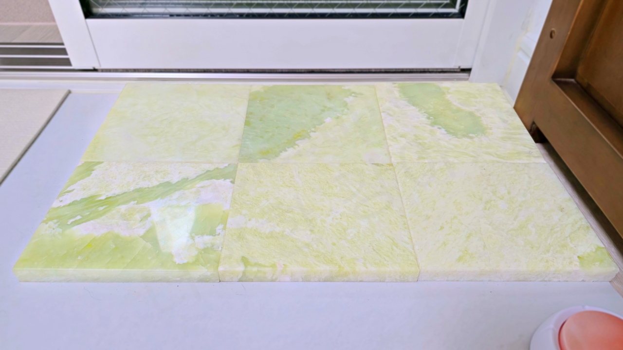 여름 더위 타는 강아지를 위한 시원한 사각형 옥돌 침대