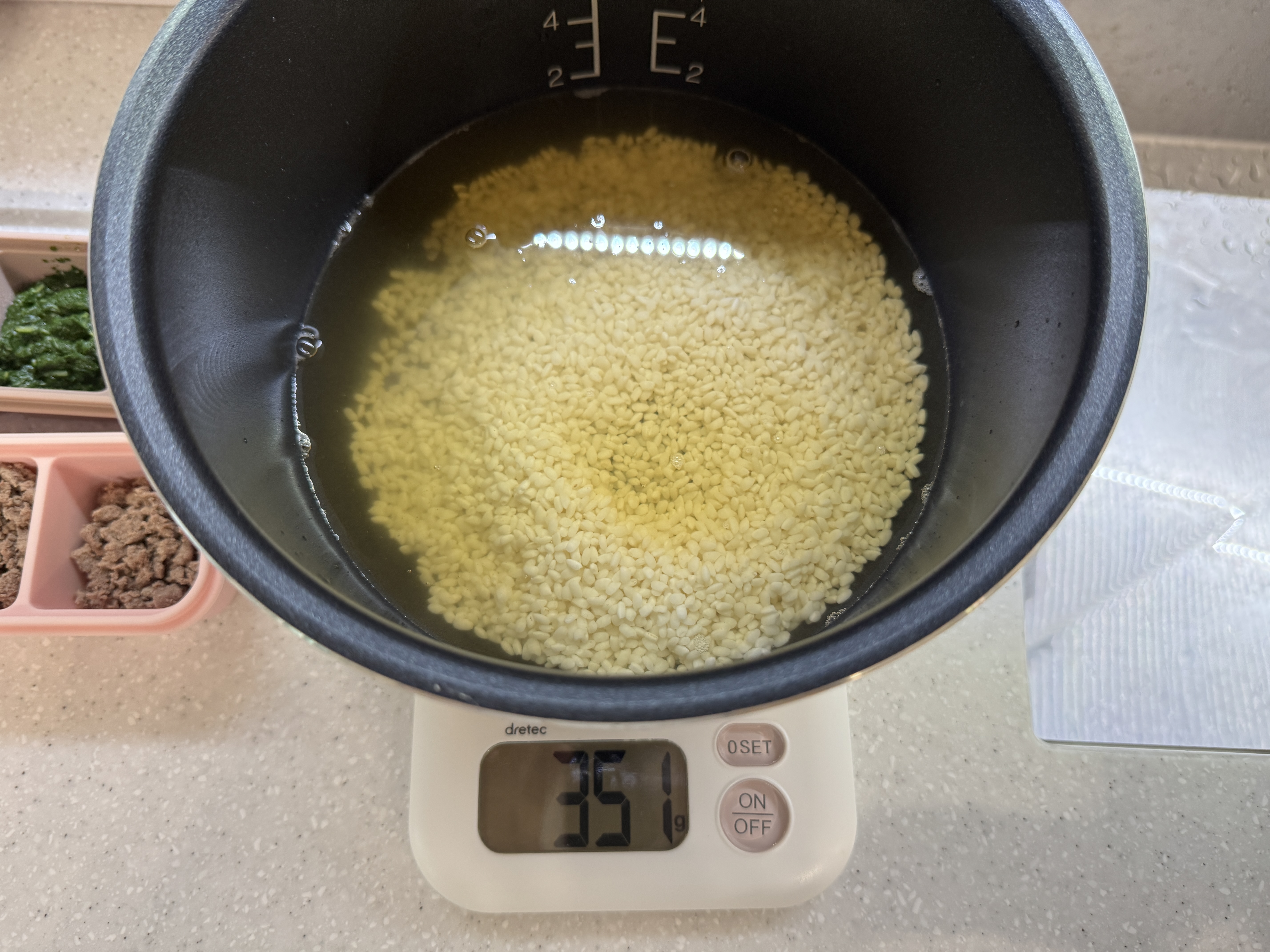 밥솥에 불린 쌀과 채수를 넣은 사진