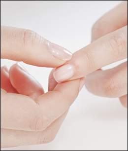 손톱이 잘 부러지는 이유