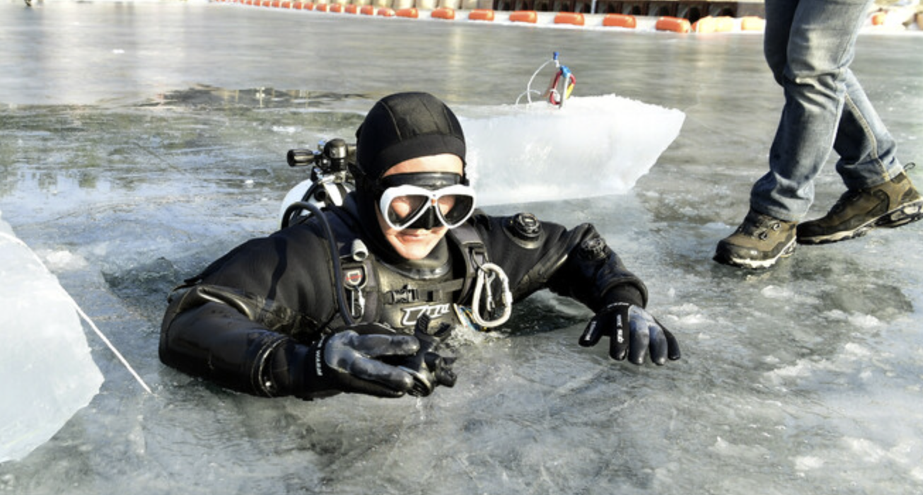 화천군 관계자가 화천천의 얼음상태를 점검하는 사진