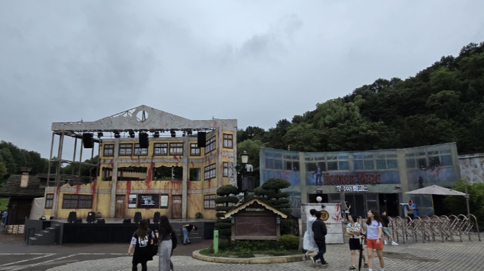 에버랜드-지금우리학교는-공연장 및 호러메이즈입구