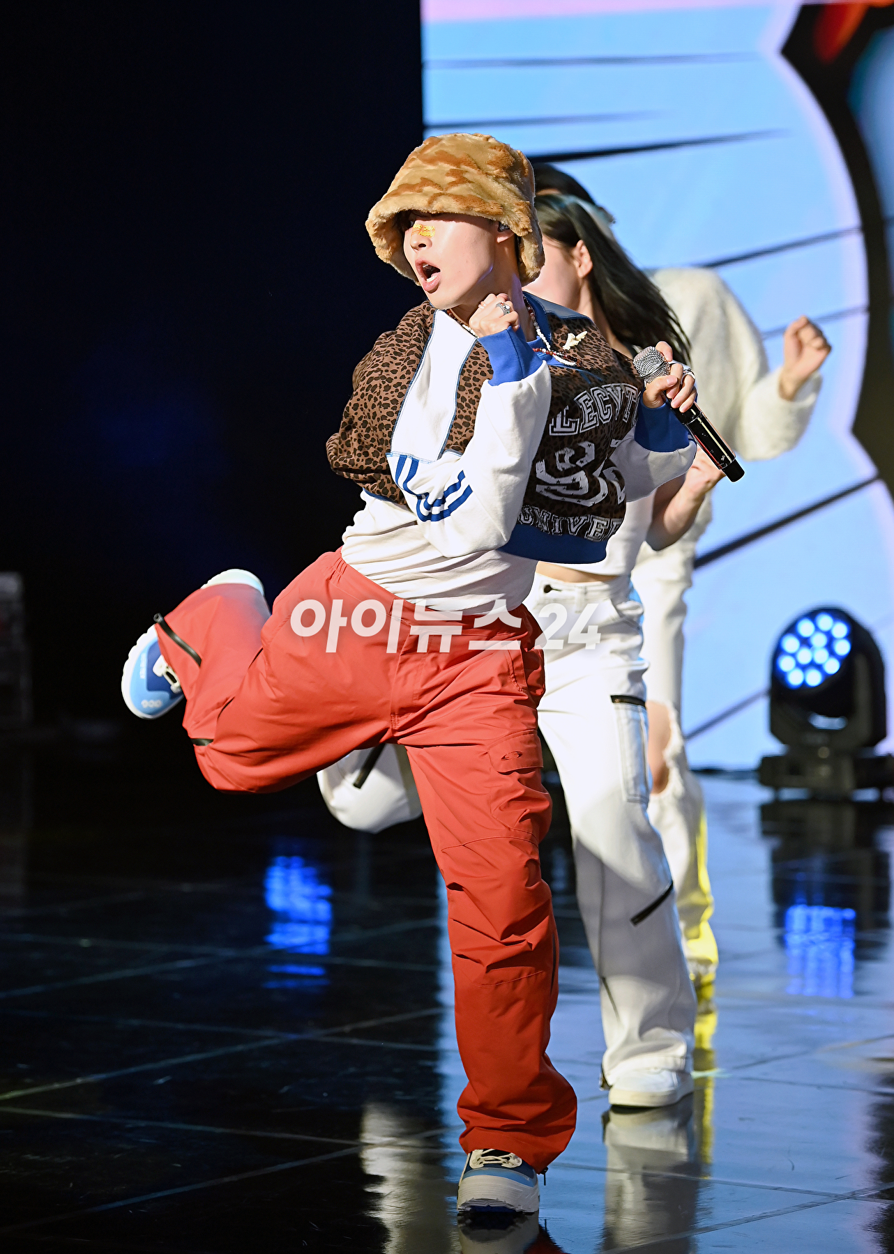 가수 김재환이 20일 오후 서울 강남구 일지아트홀에서 열린 여섯 번째 미니앨범 'J.A.M(잼) 발매 기념 미디어 쇼케이스에서 포토타임을 갖고 있다. [사진=곽영래 기자]