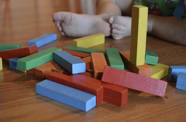 2026년 영유아 장난감 트렌드｜몬테소리&middot;오감놀이 인기 이유