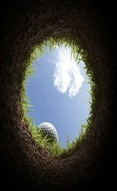 홀-앞에-멈춰선-골프공