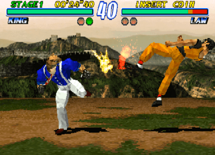 날라차기-기술을-사용하여-상대를-쓰러트리는-화면